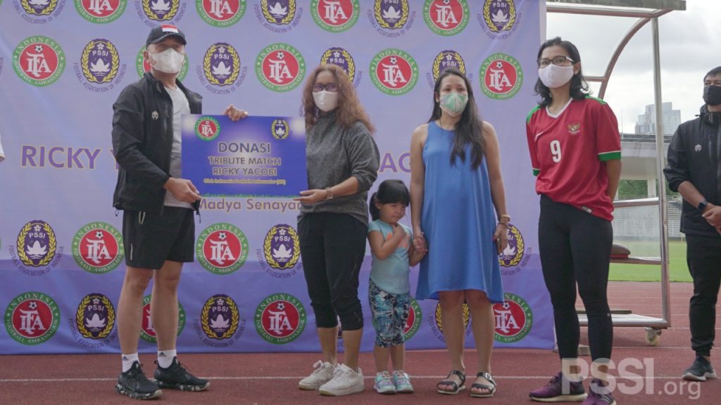 _Ketua Umum PSSI, Mochamad Iriawan, menyerahkan donasi untuk keluarga mendiang Ricky Yacobi. (pssi.org)