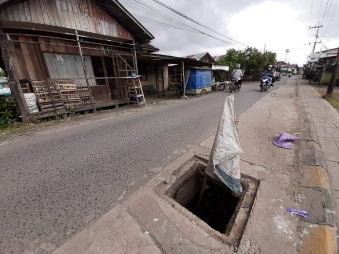 Manhole drainase tanpa penutup di kawasan Kuin, Banjarmasin Utara, Kota Banjarmasin, Kamis (17/12/2020). (wartabanjar.com/wahyuni)