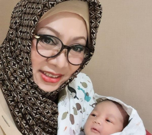 Mbak Tutut dan cucunya yang baru lahir. (ig tutut soeharto)