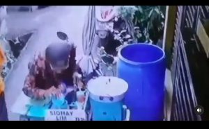 Pedagang siomay ludahi saos. (ig zona.inspirasiwanita)
