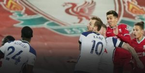 Roberto Firmino berhasil menyarangkan gol penentu kemenangan The Reds di masa injury time. (bbc)