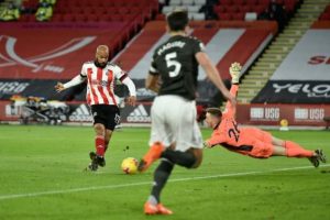 Pemain Sheffield United, David McGoldrick, berhasil menyarangkan bola ke gawang MU. (getty images)