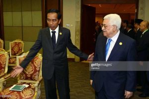Presiden Palestina Mahmoud Abbas bertemu dengan Presiden Indonesia Joko Widodo pada 6 Maret 2016 di Jakarta, Indonesia. (Foto oleh Thaer Ghanaim- PPO via Getty Images)