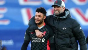 Pelatih Liverpool, Juergen Klopp, merangkul Alex Oxlade-Chamberlain seusai kemenangan 7-0 The Reds di kandang Crystal Palace, Selhurst Park, pada Sabtu (19, 12, 2020). (getty images)
