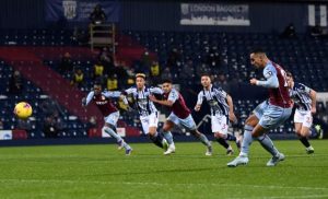 Bintang Aston Villa Anwar El Ghazi menendang bola ke arah gawang West Bromwich Albion. (getty images)