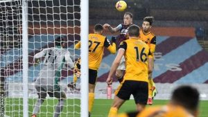 Ashley Barnes menciptakan gol pertama Burnley lewat sundulan kepala. (getty images)