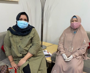 Di tengah kesibukannya, Hj Mariana mennyempatkan menemani sang bunda ke dokter. (ig hj anna)