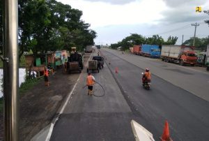 Petugas dari PUPR melakukan peningkatan jalan di kawasan Panturan wilayah Jawa Tengah dan Daerah Istimewa Yogyakarta. (pupr)