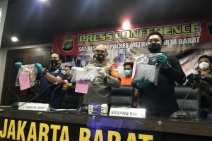 Polisi menunjukkan barang bukti penganiayaan dokter muda wanita oleh sekuriti hotel Abdul Jabar (30) di Mapolres Metro Jakarta Barat, Kamis (24/12/2020). (ANTARA/Devi Nindy)