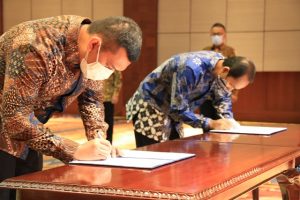Penandatangan berita acara pelantikan di Kemlu. (kemlu.go.id)
