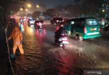 Bandung Banjir, Mobil-mobil Terendam Jalanan Macet