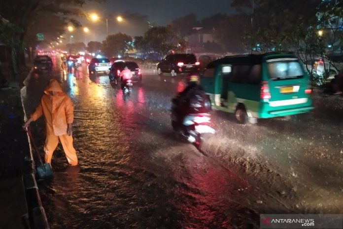 Situasi kawasan Pasteur, Jalan Djundjunan, Kota Bandung, usai dilanda banjir pada Kamis. (ANTARA-Bagus Ahmad Rizaldi)