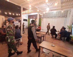 Petugas Gabungan Kota Banjarbaru mendatangi salah satu kafe, Kamis (2412/2020) malam. (ig polresta banjarbaru)