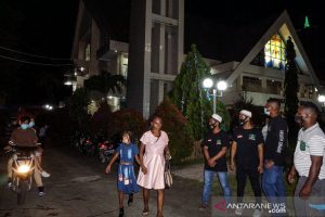 Pemuda Muslim Jaga Ibadah Malam Kudus di Papua. (antara)