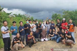 Polda Kalsel bersama Tim Bareskrim tangkap buronan pembalakan liar. (antara)