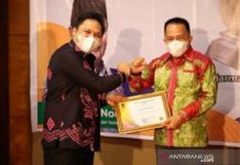 Berhasil Bina Perusahaan di Daerah, Bupati Tanahbumbu Terima Piagam Siddharya