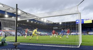 Gol striker Leicester, Jamie Vardy, yang akhirnya dinyatakan sebagai gol bunuh diri pemain Manchester United, Axel Tuanzebe. (getty images)