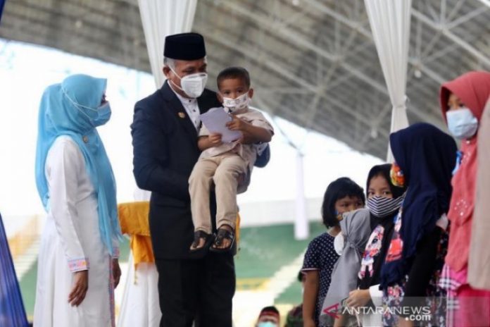 Gubernur Aceh Nova Iriansyah didampingi istri Dyah Erti Idawati saat menghadiri peringatan 16 tahun Tsunami Aceh di Stadion Lhong Raya, Banda Aceh, Sabtu (26/12/2020). (ANTARA/HO)