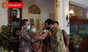 Gubernur DIY, Sri Sultan Hamengkubuwono saat menjalani tes menggunakan GeNose buatan ahli UGM. (humas jogja)