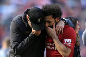 Manajer Liverpool Jurgen Klopp berbicara dengan Mohamed Salah dari Liverpool setelah pertandingan Liga Premier antara Liverpool dan Wolverhampton Wanderers di Anfield pada 12 Mei 2019 di Liverpool, Inggris Raya. (Foto oleh Simon Stacpoole / Offside / Getty Images)