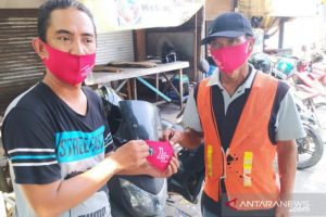 Komunitas SuperSoccer Banua berbagi kasih. (antara kalsel/ist)
