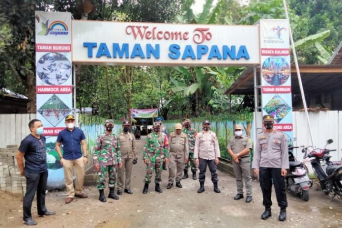 Tiga Pilar Kecamatan Banua Lawas, Kabupaten Tabalong, memantau sejumlah objek wisata terkait penerapan protokol kesehatan dan keamanan pengunjung. (antara/ist)