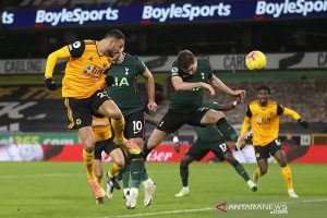 Bek Wolverhampton Romain Saiss (kiri) menyundul bola untuk mencetak gol ke gawang Tottenham Hotspur dalam lanjutan Liga Inggris di Stadion Molineux, Wolverhampton, Inggris, Minggu (27/12/2020) waktu setempat. (ANTARA/REUTERS/POOL/Carl Recine)