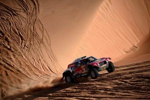 Pereli tim Mini Stephane Peterhansel dan co-drier Paulo Fiuza menjalani etape 11 Reli Dakar yang menempuh rute dari Shubaytah menuju Haradh, Arab Saudi. (16/1/2020) (AFP/Franck Fife)