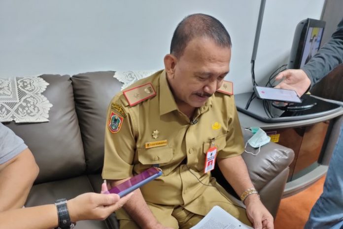 Sekretaris DPRD Provinsi Kalimantan Selatan (Kalsel) HAM Rozaniasyah sedang memberi keterangan pers di Banjarmasin, Selasa (29/12) siang. (antara/Syamsuddin Hasan)