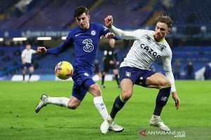 Pemain sayap Chelsea Mason Mount (kiri) berusaha melewati hadangan bek Aston Villa Matty Cash dalam lanjutan Liga Inggris di Stadion Stamford Bridge, London, Inggris, Senin (28-12-2020) waktu setempat. ANTARA/REUTERS/POOL/Catherine Ivill