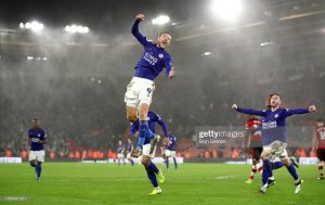Jamie Vardy dari Leicester City melakukan selebrasi setelah mencetak gol kesembilan timnya dari titik penalti dalam pertandingan Liga Premier antara Southampton FC dan Leicester City di St Mary's Stadium pada 25 Oktober 2019 di Southampton, Britania Raya. (Foto oleh Bryn Lennon / Getty Images)
