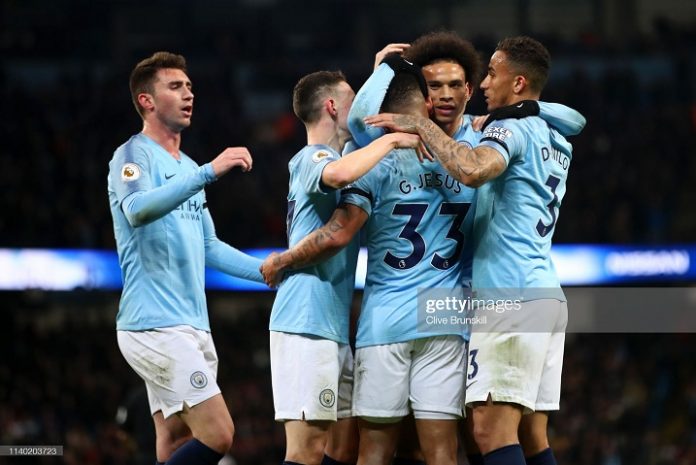 Leroy Sane dari Manchester City merayakan kemenangan bersama rekan-rekan setimnya setelah mencetak gol kedua timnya dalam pertandingan Liga Premier antara Manchester City dan Cardiff City di Stadion Etihad pada 3 April 2019 di Manchester, Inggris Raya. (Foto oleh Clive Brunskill / Getty Images)