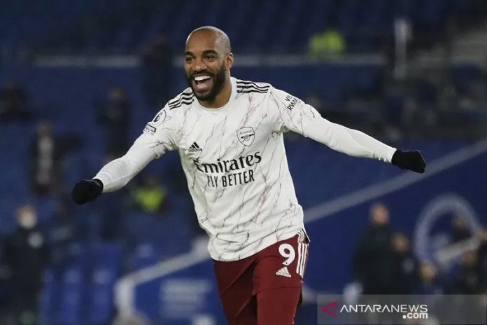 Penyerang Arsenal Alexandre Lacazette merayakan golnya ke gawang Brighton & Hove Albion dalam lanjutan Liga Inggris di Stadion Amex, Brighton, Inggris, Selasa (29/12/2020) waktu setempat. (ANTARA/REUTERS/POOL/Frank Augstein)