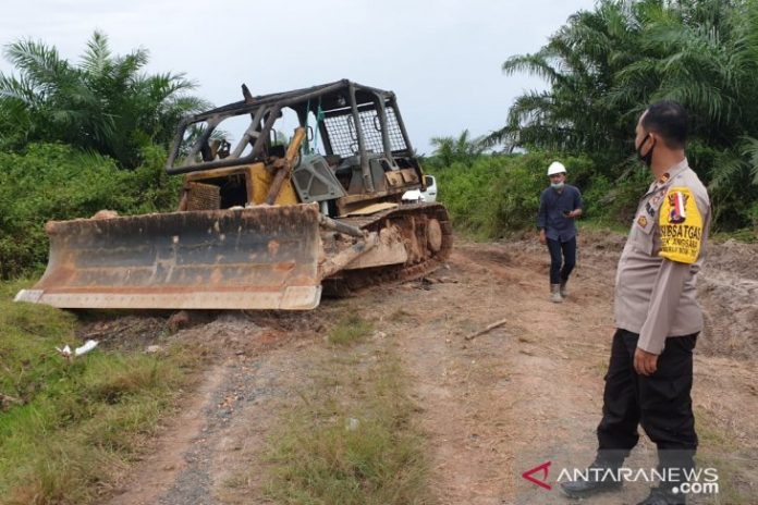 Petugas menyita satu unit doser komatsu tipe D85SS dan satu unit exsavator merk komatsu PC 200 warna kuning di lokasi. (ANTARA)