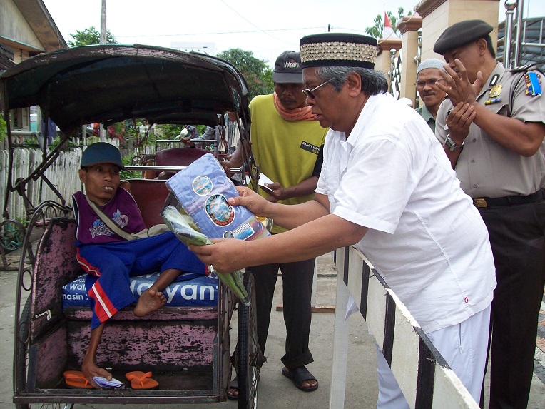 _Haji Aliansyah memberikan bantuan kepada kaum duafa (blog silaturahmi jawa kalimantan)