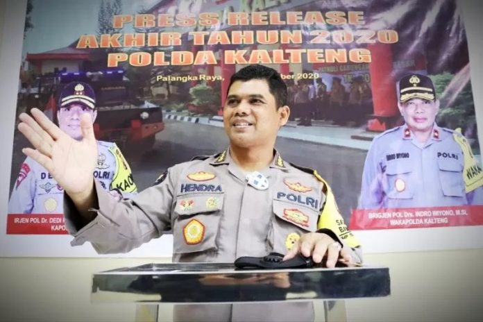 Kabid Humas Polda Kalteng Kombes Pol Hendra Rochmawan menyampaikan rilis akhir tahun 2020 di Palangka Raya, Selasa (29/12/2020). ANTARA/HO-Humas Polda Kalteng