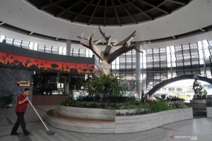 Ilustrasi: Pekerja mengepel lantai pada salah satu hotel di kawasan Puncak, Kabupaten Bogor, Jawa Barat, Minggu (12/4/2020). ANTARA FOTO/Arif Firmansyah/foc. (ARIF FIRMANSYAH/ARIF FIRMANSYAH)