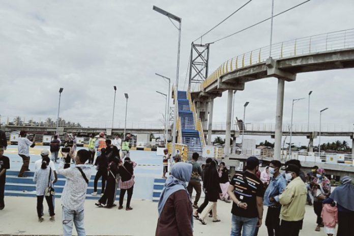 Warga mengunjungi Jembatan Pulau Bromo untuk sekadar melihat-lihat, bersantai dan mengambil foto.(Antaranews Kalsel/Sukarli)