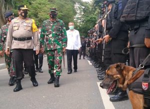 Kapolda Kalsel, Irjen Pol Rikhwanto, bersama Danrem 101/Antasari, Brigjen Inf Firmansyah memeriksa pasukan pengamanan malam tahun baru, Rabu (30/12/2020). (wartabanjar.com/wahyuni)