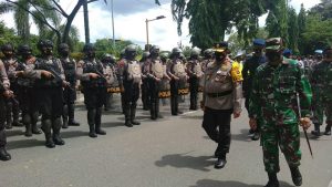 Kapolda Kalsel, Irjen Rikhwanto, dan Danrem 101/Antasari, Brigjen Inf Firmansyah, memeriksa pasukan saat apel bersama persiapan pengamanan malam tahun baru, Rabu (30/12/2020). (wartabanjar.com/wahyuni)