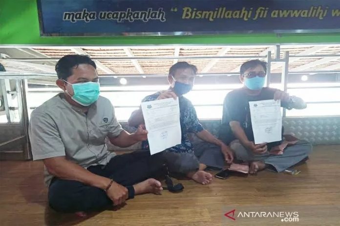 Sejumlah Ketua RT di Desa Dadahup, Kecamatan Dadahup, Kabupaten Kapuas, memperlihatkan surat bebas tugaskan oleh kepala desa setempat kepada wartawan di Kuala Kapuas, Rabu (30/12/2020). ANTARA/ All Ikhwan