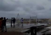 Mengerikan, Detik-detik Ombak Pantai Takisung Bergulung Tinggi Disertai Lumpur