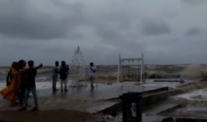 Gelombang tinggi di Pantai Takisung, Rabu (30/12/2020) petang. (ig @kabarbanuakalsel)