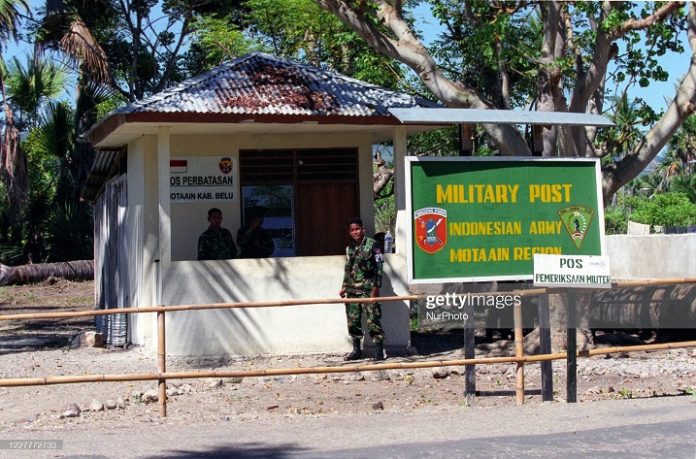 Tentara Indonesia menjaga pos mereka di desa perbatasan Motaain di Indonesia. (Foto oleh Seung-il Ryu / NurPhoto via Getty Images)