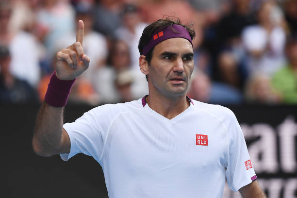 Roger Federer dari Swiss merayakan kemenangan set keempat dalam pertandingan Perempatfinal Tunggal Putra melawan Tennys Sandgren dari Amerika Serikat pada hari kesembilan Australia Terbuka 2020 di Melbourne Park pada 28 Januari 2020 di Melbourne, Australia . (Foto oleh Hannah Peters / Getty Images)