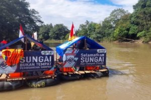 Tim Bamasung Tabalong melakukan kegiatan sisir sungai memungut sampah. (Foto Antaranews.Kalsel/ist (Istimewa)
