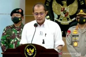 Wakil Menteri Hukum dan HAM Edward Omar Sharief Hiariej saat membacakan Surat Keputusan Bersama (SKB) enam menteri dan lembaga terkait Larangan Kegiatan Penggunaan Simbol dan Atribut Serta Penghentian Kegiatan FPI, di Kantor Kemenko Polhukam, Jakarta, Rabu (30-12-2020). (ANTARA/HO-Humas Kemenko Polhukam)