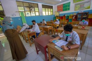 Siswa mengikuti simulasi belajar tatap muka di SMP Negeri 7 Banjarmasin, Kalimantan Selatan, Senin (16/11/2020). (ANTARA FOTO/Bayu Pratama S/hp)