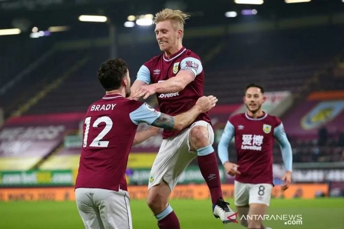 Bek Burnley Ben Mee (tengah) melakukan selebrasi bersama Robbie Brady seusai mencetak gol ke gawang Sheffield United dalam lanjutan Liga Inggris di Stadion Turf Moor, Burnley, Inggris, Selasa (29/12/2020) waktu setempat. (ANTARA/REUTERS/POOL/Alex Livesey)