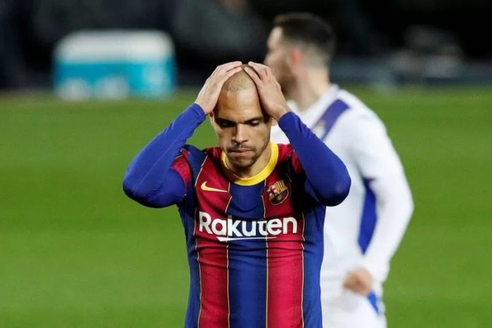 Pemain Barcelona Martin Braithwaite gagal melakukan eksekusi penalti di pertandingan La Liga melawan Eibar di Camp Nou, Barcelona. (29/12/2020) (Reuters/Albert Gea)